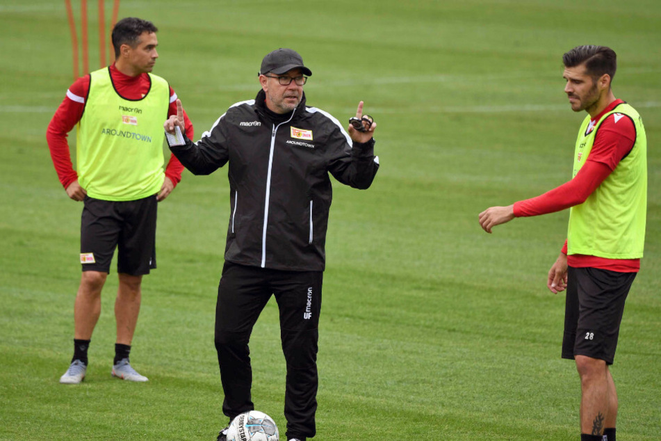 Trainer Urs Fischer (M) im Gespräch mit Manuel Schmiedebach (l) und Christopher Trimmel.