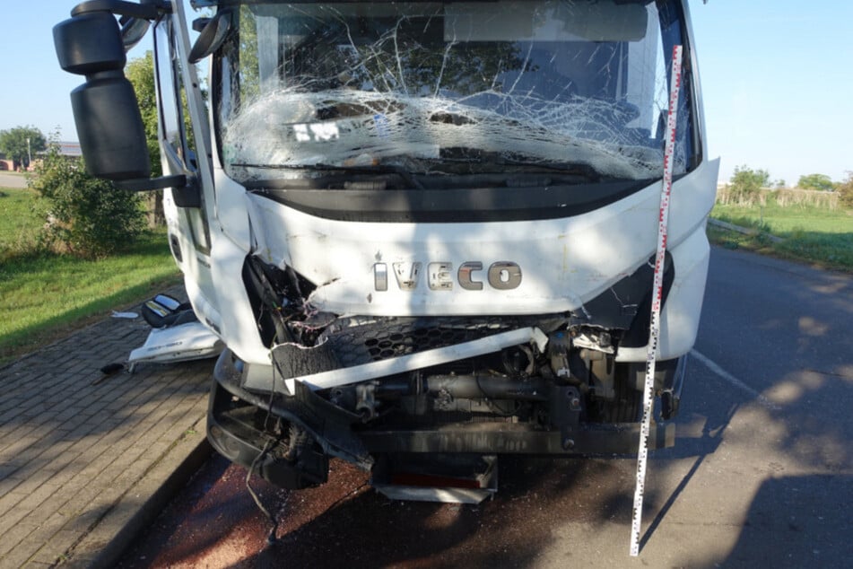 Der Iveco war musste nach der Unfallaufnahme abgeschleppt werden.