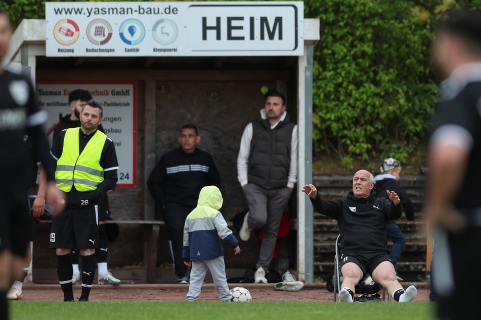 Aus dem Klappstuhl heraus agierte Mario Basler (r.) über mehrere Saisons als Spielertrainer von Türkgücü Osnabrück.