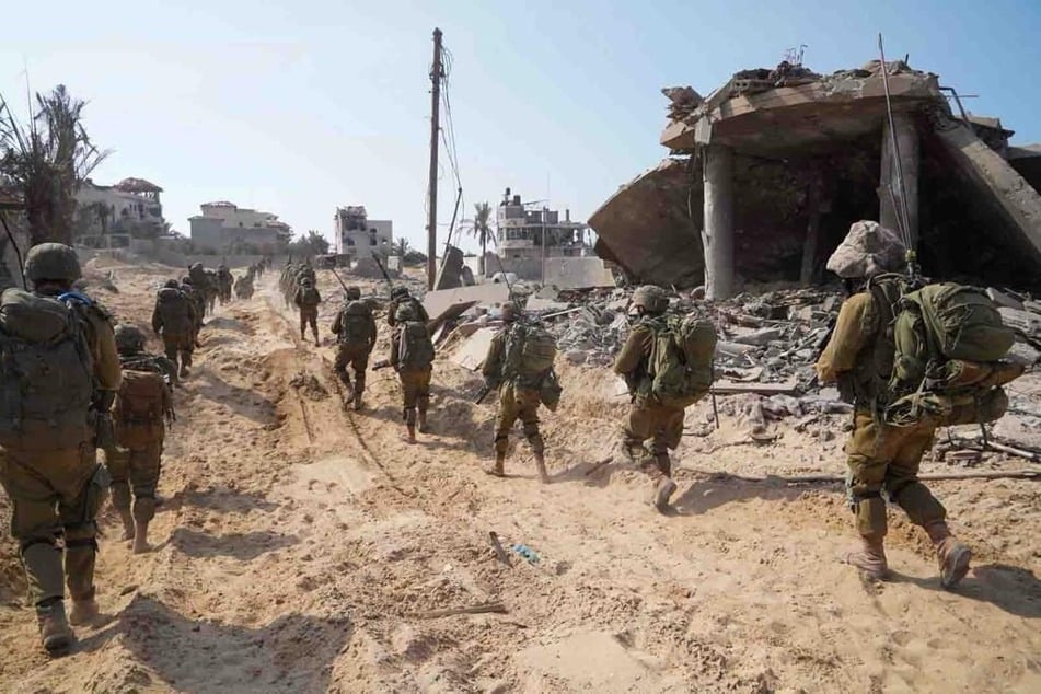 Israelische Einheiten haben den Gazastreifen laut eines Militärsprechers in zwei Hälften geteilt.