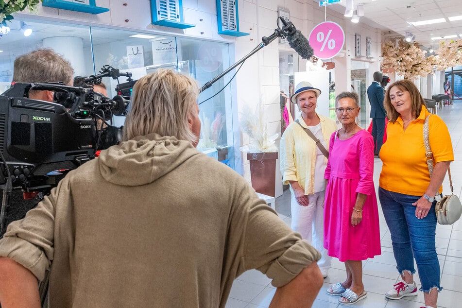 Rosemarie Sturm-Einziger, Theresia Sperl und Sabine Buttenhauser (v.l.) schwärmen vor der VOX-Kamera von "ihrem" Uwe.