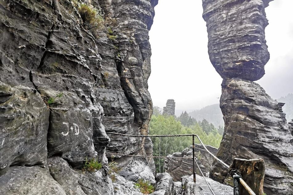 An der Aussicht vor den Herkulessäulen ist die Beschädigung schon von weitem zu sehen.