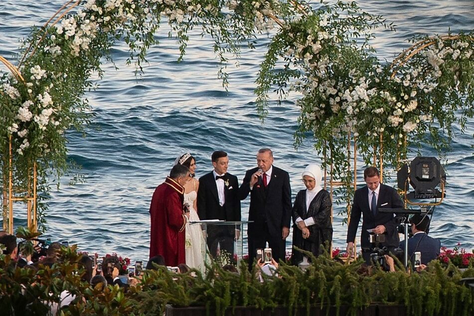 Der türkische Präsident Recep Tayyip Erdogan (68, 3.v.r) auf der Hochzeit von Mesut Özil (33, 3.v.l) und seiner Ehefrau Amine Gülse (29, 2.v.l.) im Juni 2019.