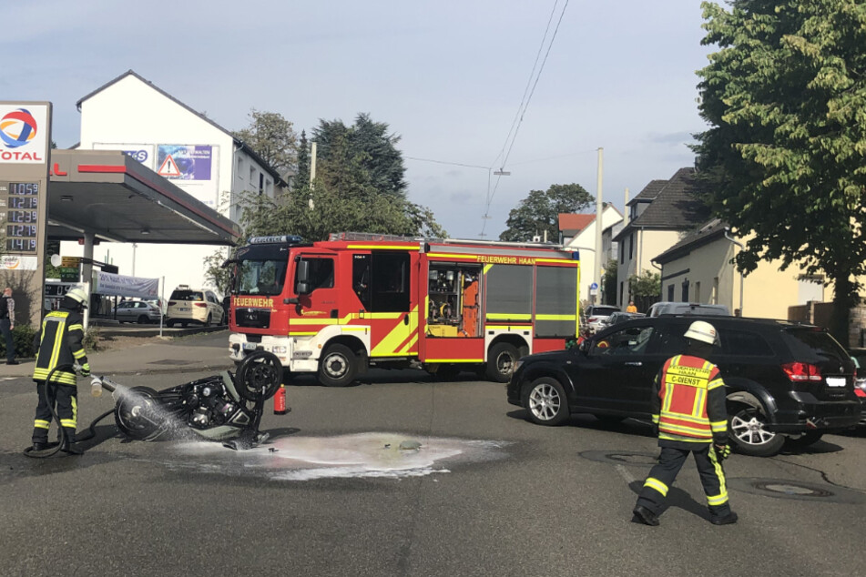 Beide Fahrzeuge wurden bei dem Zusammenstoß schwer beschädigt und mussten abgeschleppt werden.