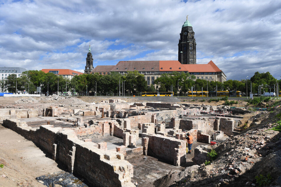 Derzeit sind auf der Baustelle auf dem Ferdinandplatz noch die Archäologen am Werk.