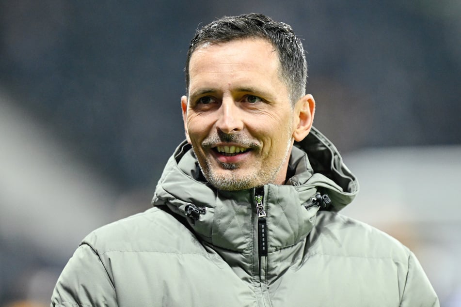 Ob SGE-Chefcoach Dino Toppmöller (44) seinen Stürmerstar gegen den BVB noch einmal aufstellen kann, entscheidet sich wohl erst im Verlaufe des Freitags.