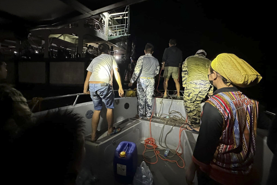 Die philippinische Küstenwache sucht weiter nach Überlebenden.