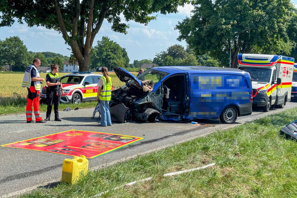 Durch den Unfall staute sich der Verkehr auf der Hittfelder Landstraße erheblich.