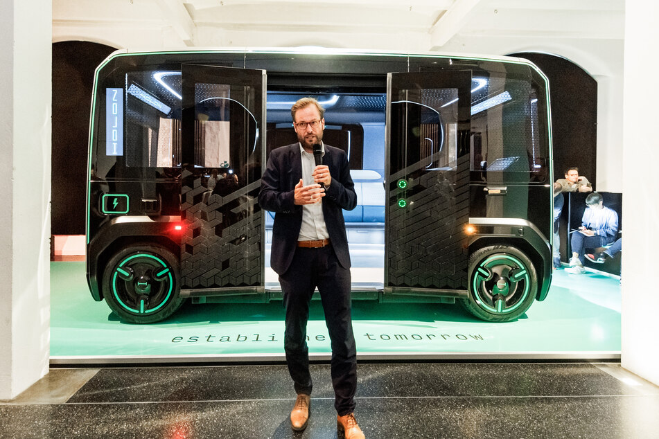 Verkehrssenator Anjes Tjarks (Grüne) stellte den autonomen Kleinbus "Holon Mover" am Donnerstag vor.