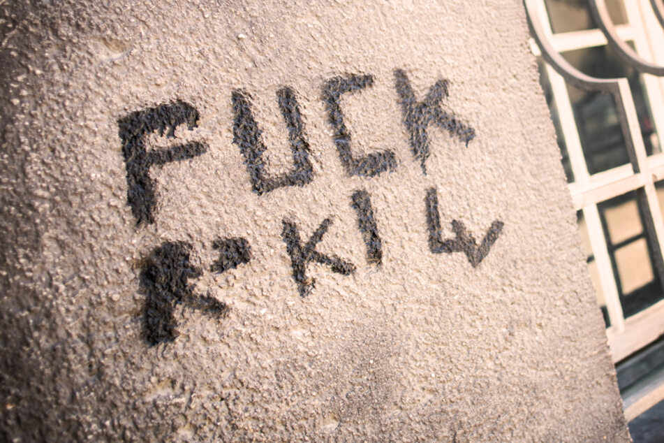 Sprayer ließen ihrem Unmut über das Rober-Koch-Institut freien Lauf.