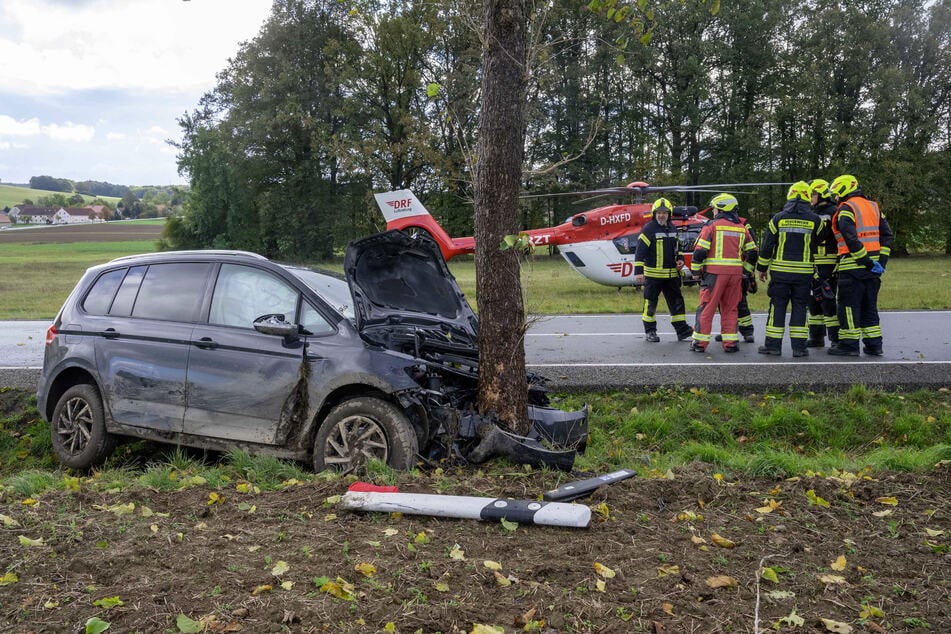 Infolge des Unfalls wurden vier Personen leicht verletzt, darunter drei Kinder.