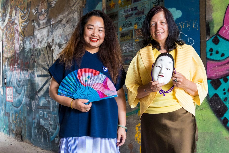 Die Künstlerinnen Yini Tao (46, l.) aus Dresden und Irene Wieland (56) aus Radebeul in der Dresdner Neustadt. Gemeinsam bereichern sie das deutsche Kulturprogramm auf der Weltausstellung Expo 2025 in Osaka (Japan).
