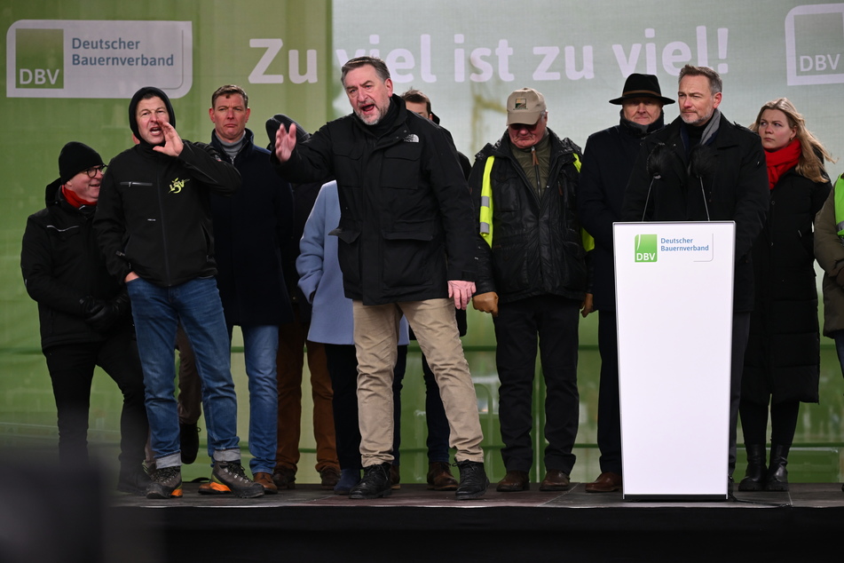 Finanzminister Christian Lindner (45, FDP) hatte Mühe, die wütenden Bauern für sich zu gewinnen.