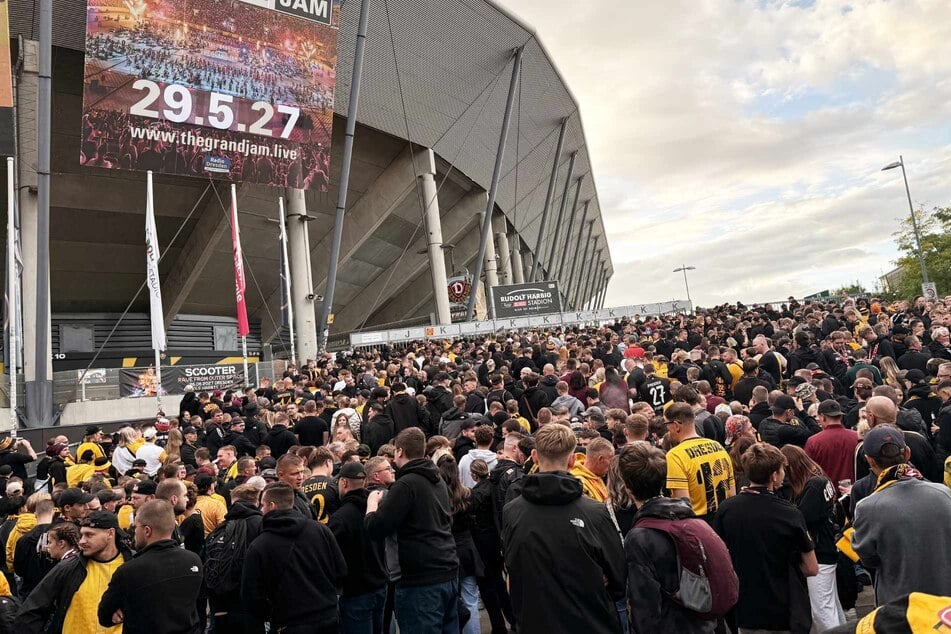 zahlreiche Fans sind schon 120 Minuten vor dem Spiel am Rudolf-Harbig-Stadion eingetroffen.