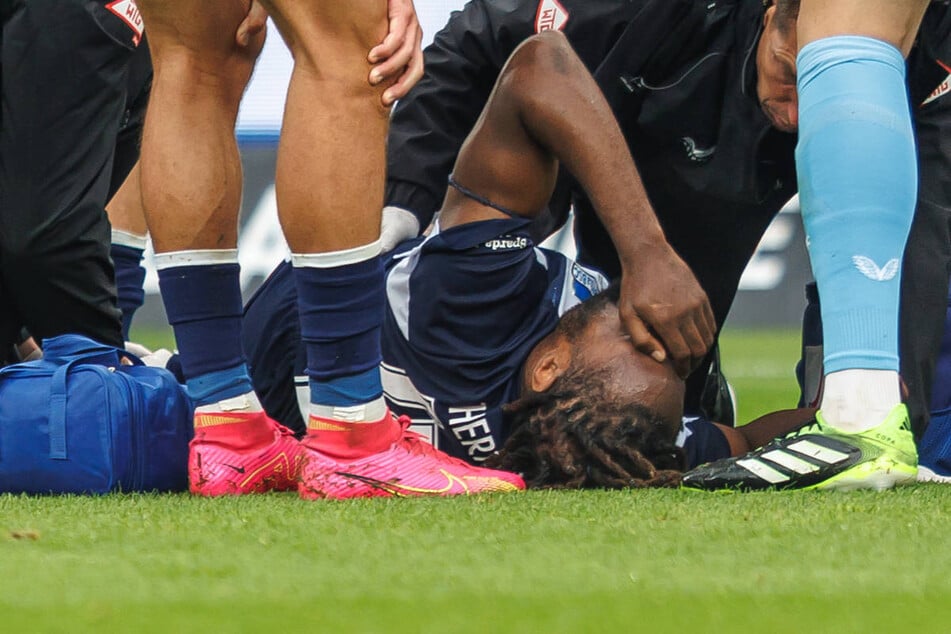 Deyovaisio Zeefuik (27) liegt mit schmerzverzerrtem Gesicht am Boden.