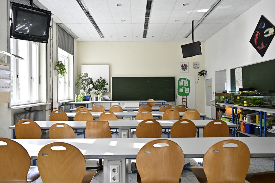 Blick auf ein leeres Klassenzimmer in Wien.