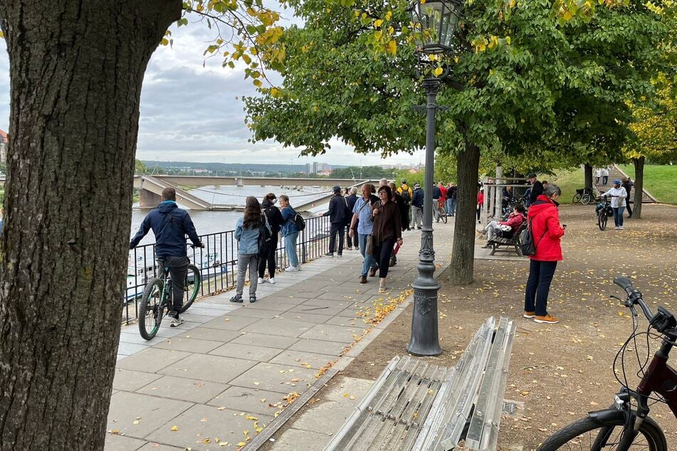 Die eingestürzte Brücke ist derzeit das Objekt von mehreren Schaulustigen.