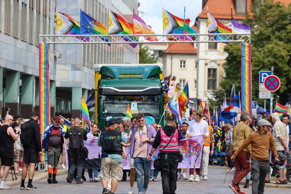 3000 Teilnehmer beim CSD in Magdeburg "wählen Liebe"