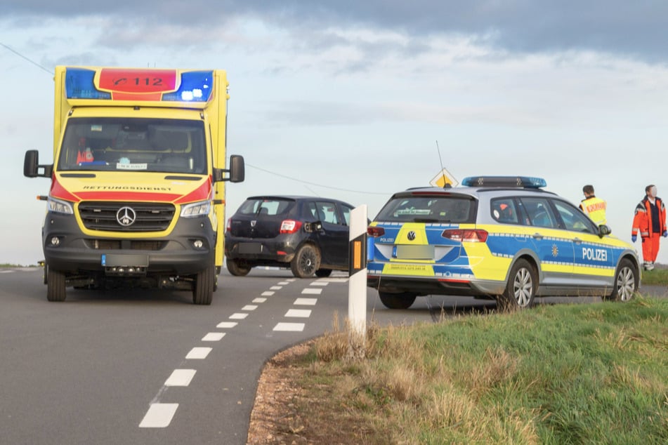 Die Kreuzung blieb aufgrund der Bergungsarbeiten und Unfallaufnahme für mehr als anderthalb Stunden gesperrt.