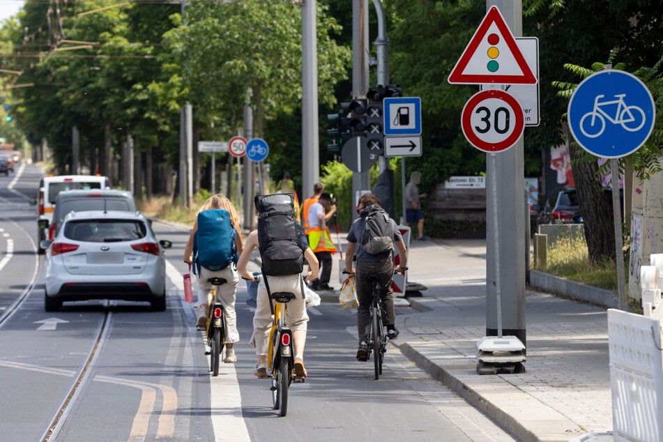 Künftig teilen sich Autofahrer und Bahnen eine Fahrbahn, Radler freuen sich über eine sichere Spur.