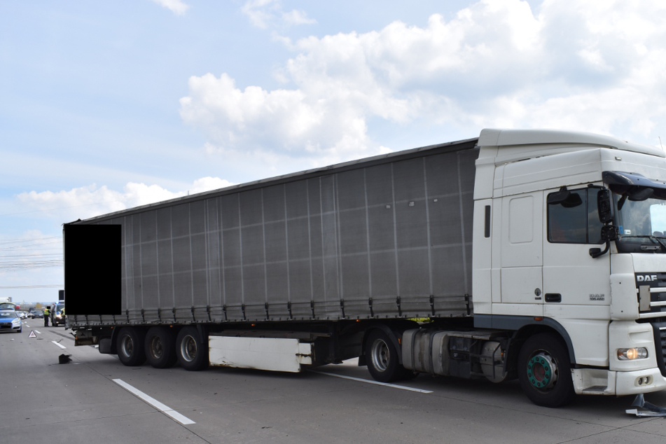 Auf der A2 in Sachsen-Anhalt ist am Sonntag der Reifen eines Lastwagens geplatzt.