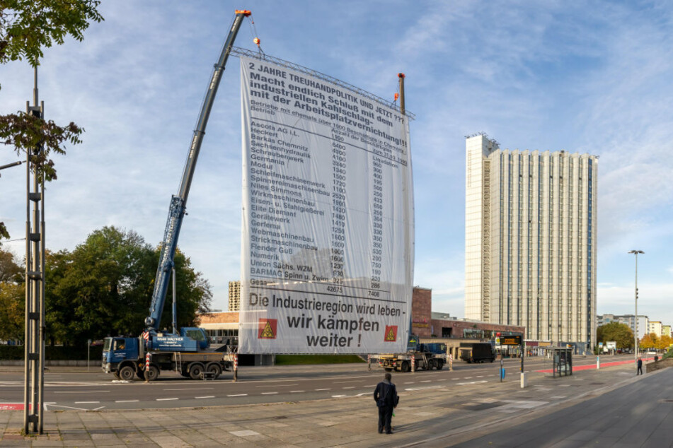 Der Banner ist direkt vor den Augen von Karl-Marx aufgestellt. Kunst trifft Köpfe der Wissenschaft.