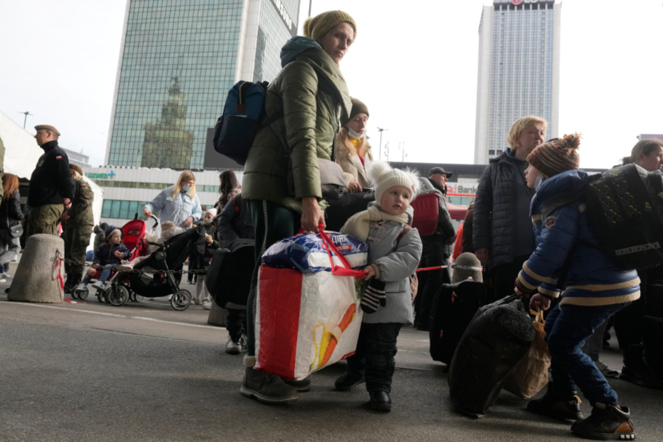 Fast vier Millionen Menschen sind bereits aus der Ukraine geflohen. Die EU-Innenminister wollen nun über den Umgang mit den Geflüchteten beraten.