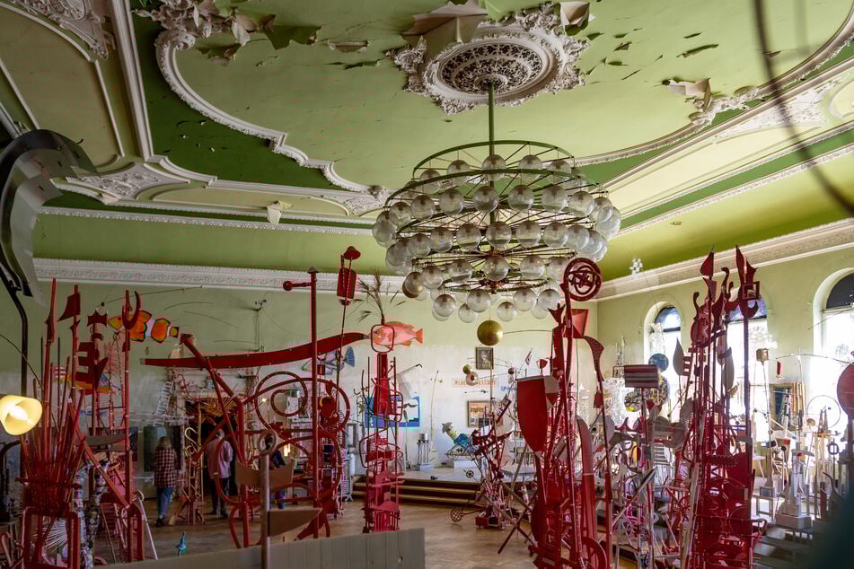 Im Tanzsaal des Gasthofs hängt die Tapete in Fetzen von der Decke.