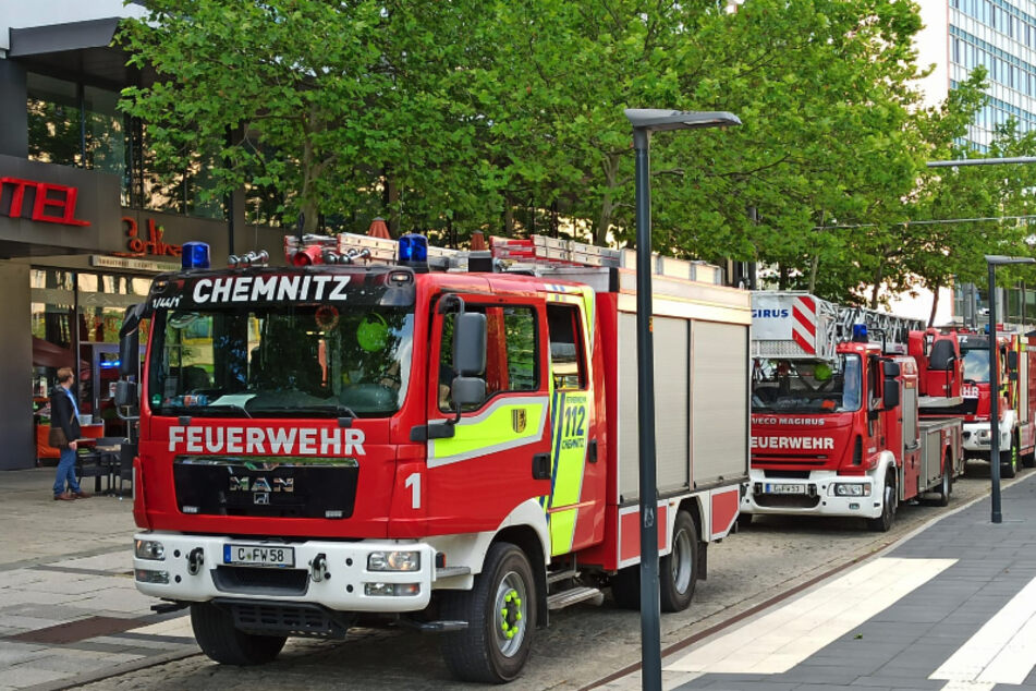 Feuerwehreinsatz im Rawema-Gebäude in Chemnitz! Offenbar kam es zu einem technischen Defekt.