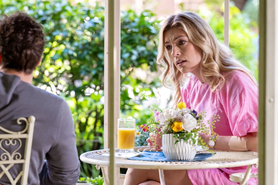 Larissa (Anna Karolin Berger, r.) muss um die Fassade ihrer Ehe mit Kilian bangen.