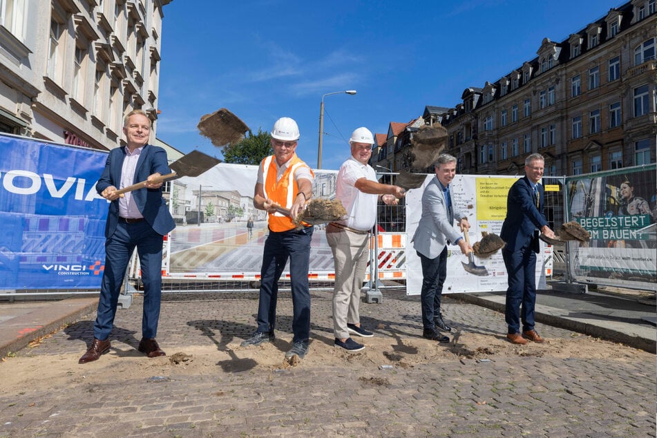 Nahmen die Schaufel in die Hand: SachsenEnergie-Chef Frank Brinkmann, Projektleiter Alexander Richter, OB Dirk Hilbert, Baubürgermeister Stephan Kühn und DVB-Vorstand Andreas Hemmersbach (v.l.).