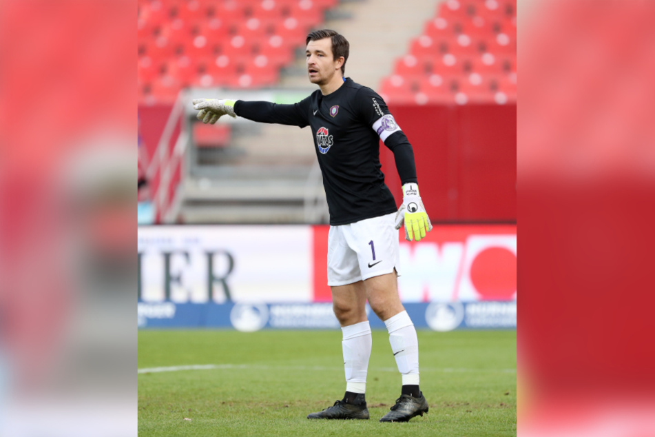Trotz seiner "nur" 1,83 m Körpergröße zählt Martin Männel (32) seit Jahren zu den besten Torhütern der 2. Bundesliga.