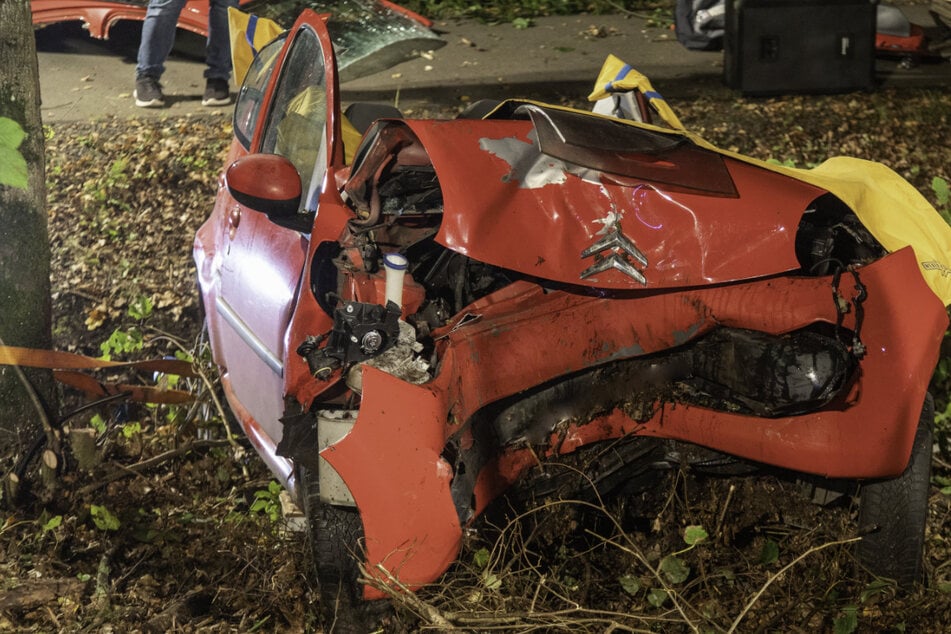 Die Feuerwehr musste den 20-Jährigen mit schwerem technischen Gerät aus dem Fahrzeugwrack befreien.