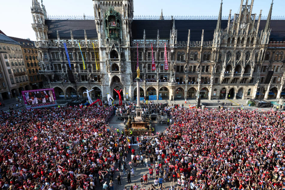 Zahlreiche Bayern-Fans versammelten sich am Sonntagnachmittag auf dem Marienplatz.
