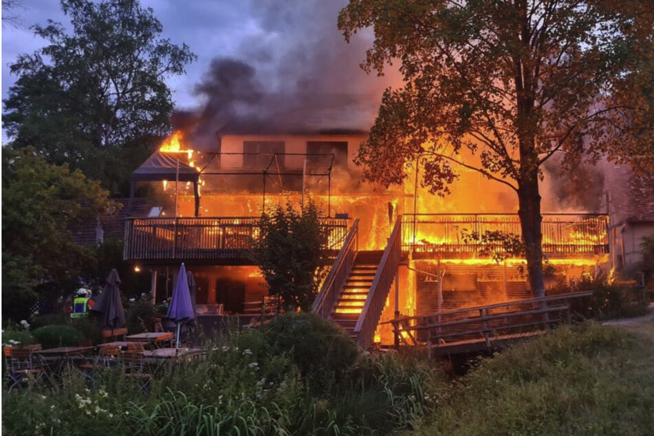 Stuttgart: Familienbetrieb Eselsmühle bei Stuttgart steht in Flammen!