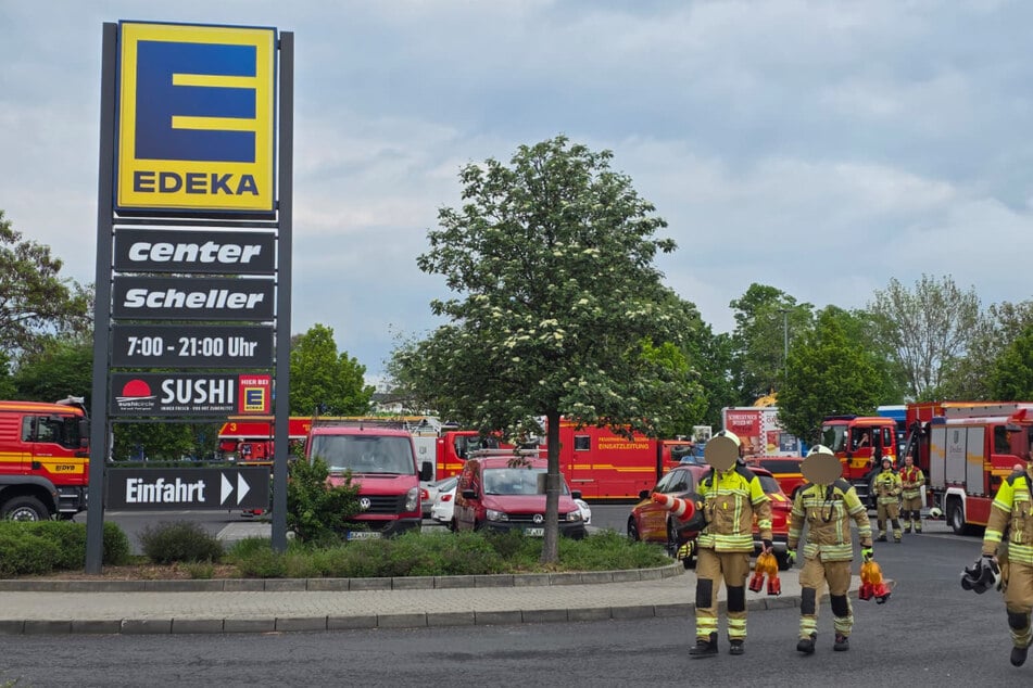 Die Feuerwehr löste einen MANV (Massenanfall von Verletzten) aus und ist mit mehreren Fahrzeugen vor Ort.