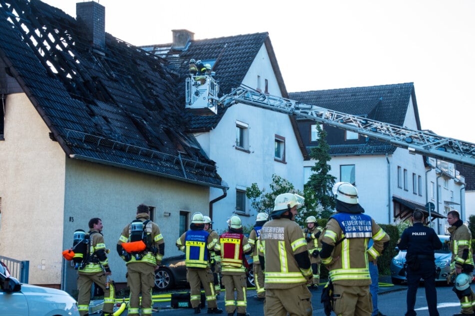Der Dachstuhl des Mehrfamilienhauses im Aschaffenburger Stadtteil Strietwald brannte nahezu komplett aus.