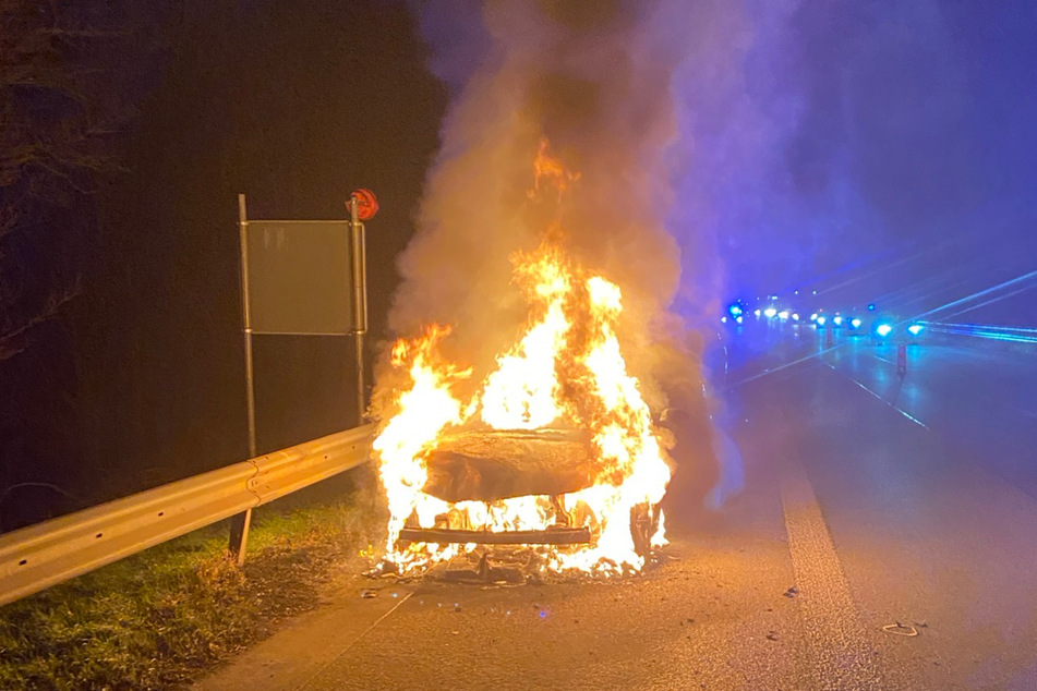 Das Auto des Unfallverursachers (22) fing nach dem Zusammenprall auf der A61 bei Frankenthal sofort Feuer und brannte lichterloh.