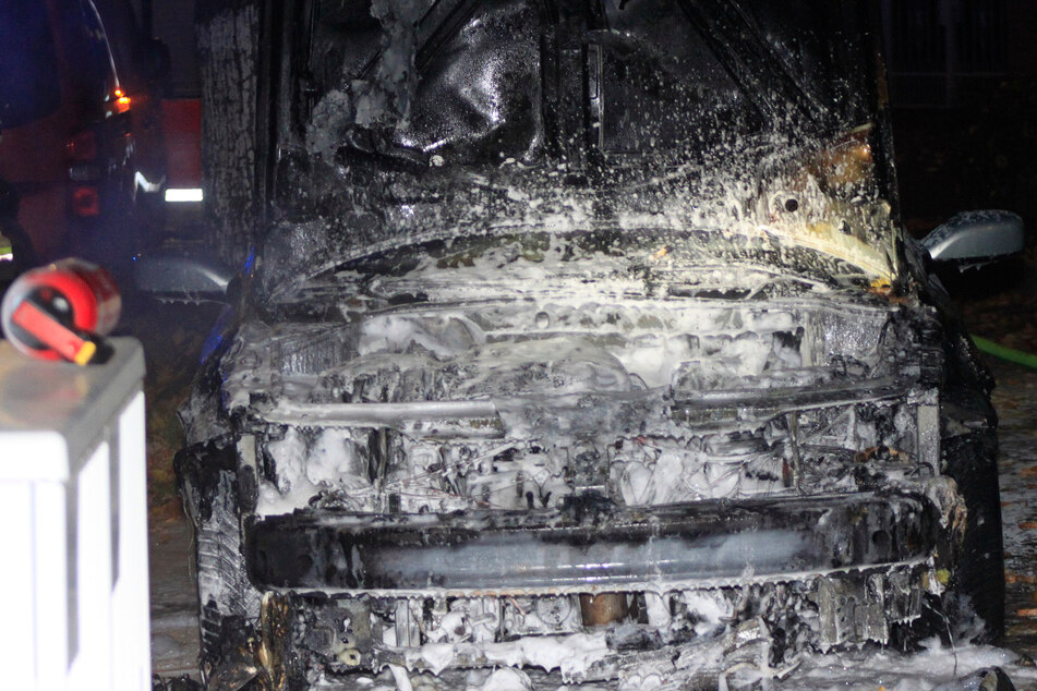 Verfolgungsjagd endet mit brennendem Auto: Raser ohne Führerschein unterwegs