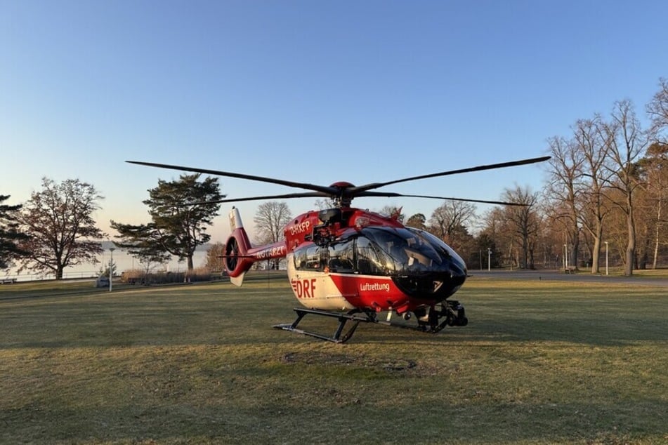 Ein Hubschrauber kam zum Einsatz, um den Verletzten aus dem Eis zu retten.