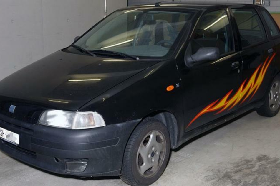 Diesen auffälligen schwarzen Fiat Punto mit seitlichen Flammenmustern fuhr Karm Ahmed.