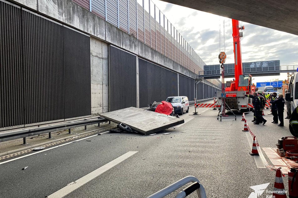 Die abgefallene Betonplatte einer Lärmschutzwand an der A3 bei Köln ist laut einem Zeitungsbericht nicht korrekt befestigt gewesen.