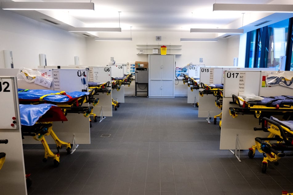 Behandlungsplätze sind in der Oktoberfest-Sanitätsstation im Servicezentrum auf der Theresienwiese zu sehen.