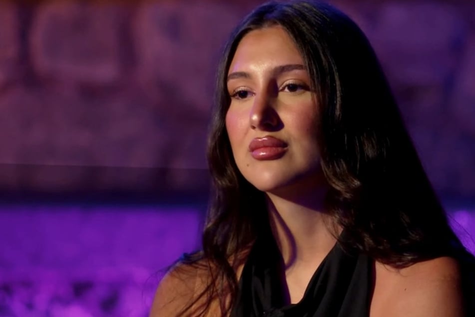 Melina (22) hat nach Jonathans Bildern beim Lagerfeuer stark zu kämpfen.