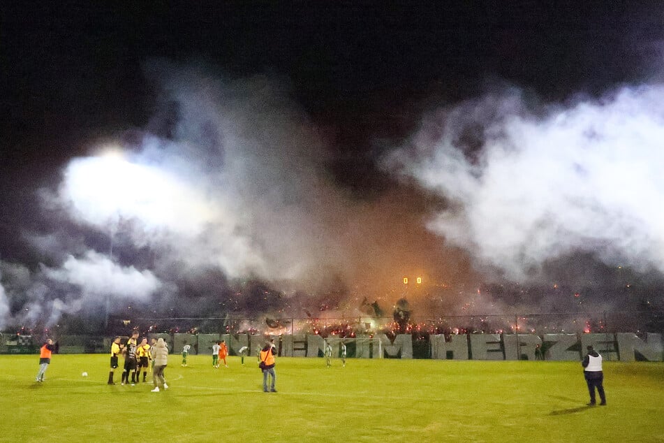 Der Alfred-Kunze-Sportpark war am Mittwochabend angezündet. Die Fans peitschten die BSG Chemie Leipzig nach vorn.