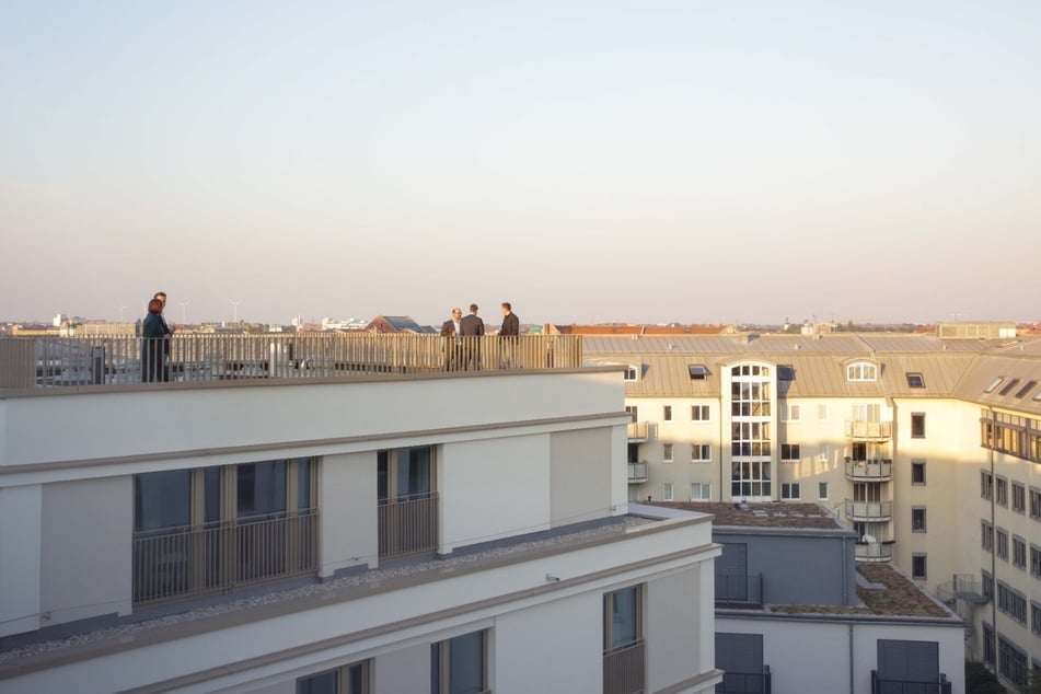 Ein weiterer Bonuspunkt des Gebäudes ist seine zentrale Lage, die spätestens dann deutlich wird, wenn man auf der Dachterrasse Leipzigs Wahrzeichen erblickt.