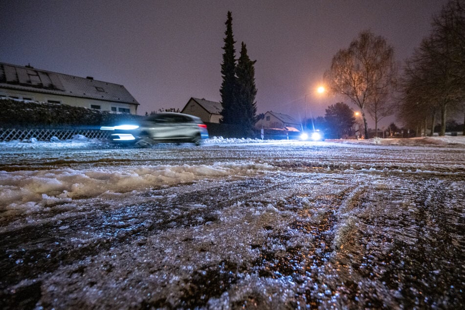 Spiegelglatte Straßen, zentimeterdickes Eis - In Bayern gab es Dutzende Unfälle, Verletzte und vor allem hohe Schäden.