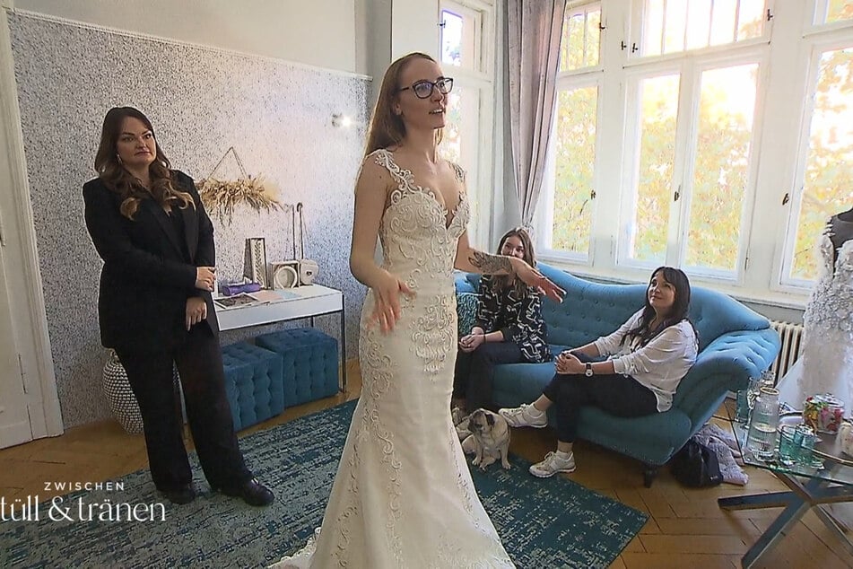 Das letzte Kleid der Anprobe: Besteht es Saskias kritischen Test?