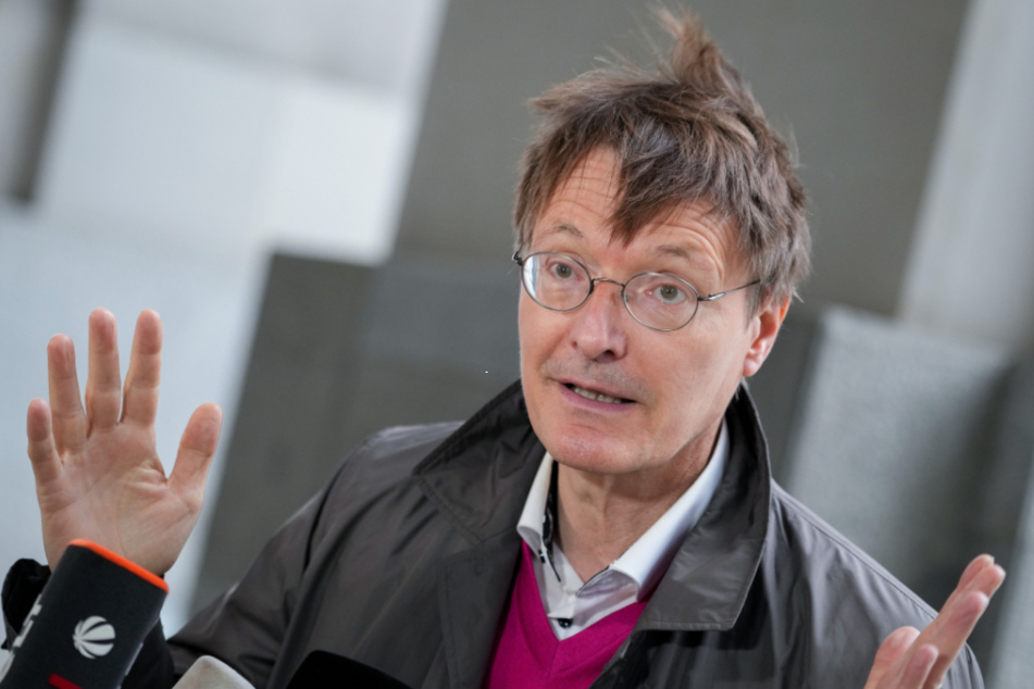Karl Lauterbach (58) glaubt nicht an ein jähes Ende der Corona-Maßnahmen.