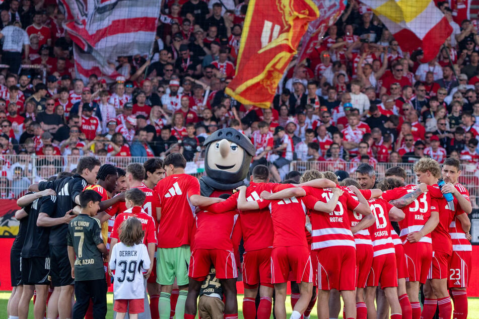 Unions Mannschaft steht nach Spielende in einem Kreis zusammen.